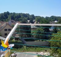 2-izb. byt, Studenohorská, Lamač, 3.p./7 - Výhľad z 2-izbového bytu v Bratislava - Lamač, Studenohorská, s okolitou zeleňou a ihriskom.