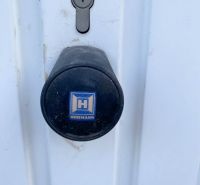 Garáž na prenájom- Staré mesto- Belanská, automatická brána - Zámok a kľučka na bielych dverách v garážach na Belanskej v Košiciach.