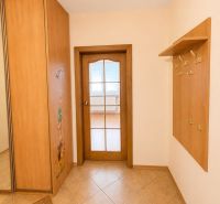 Predaj! slnečný 3-izbový byt s loggiou 74 m² Podbreziny - LM - Predsieň v 3-izbovom byte s dlažbou a vstavanou skriňou.