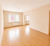 Predaj! slnečný 3-izbový byt s loggiou 74 m² Podbreziny - LM - Svetlá obývacia izba v 3-izbovom byte s podlahou s dreveným dekorom.