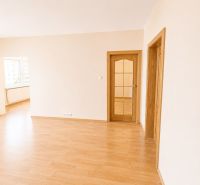 Predaj! slnečný 3-izbový byt s loggiou 74 m² Podbreziny - LM - Priestorný 3-izbový byt s podlahou s dreveným dekorom a svetlými stenami.