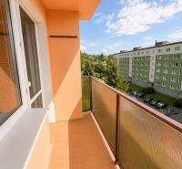 Predaj! slnečný 3-izbový byt s loggiou 74 m² Podbreziny - LM - Balkón 3-izbového bytu na Brezovej ulici v Liptovskom Mikuláši, s výhľadom na okolie.