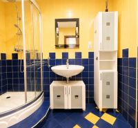 Predaj! slnečný 3-izbový byt s loggiou 74 m² Podbreziny - LM - Kúpeľňa v 3-izbovom byte s modro-žltými dlaždicami a sprchovým kútom.