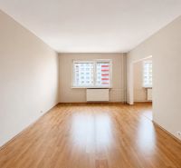 Predaj! slnečný 3-izbový byt s loggiou 74 m² Podbreziny - LM - Priestranný obývací priestor s podlahou s dreveným dekorom v 3-izbovom byte.