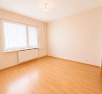 Predaj! slnečný 3-izbový byt s loggiou 74 m² Podbreziny - LM - Prázdna izba s podlahou s dreveným dekorom a bielymi stenami v 3-izbovom byte.