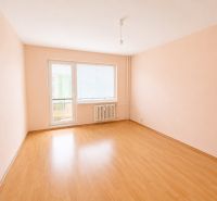 Predaj! slnečný 3-izbový byt s loggiou 74 m² Podbreziny - LM - Priestranná obývacia izba v 3-izbovom byte s podlahou s dreveným dekorom.