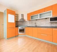 Predaj! slnečný 3-izbový byt s loggiou 74 m² Podbreziny - LM - Kuchyňa s oranžovými skrinkami, podlaha s dreveným dekorom, 3-izbový byt.