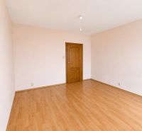 Predaj! slnečný 3-izbový byt s loggiou 74 m² Podbreziny - LM - Izba s podlahou s dreveným dekorom a svetlými stenami v 3-izbovom byte.