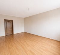 Predaj! slnečný 3-izbový byt s loggiou 74 m² Podbreziny - LM - Prázdna miestnosť s podlahou s dreveným dekorom a dverami v 3-izbovom byte.