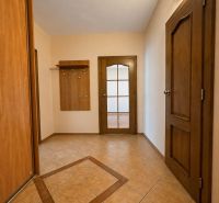 Predaj! slnečný 3-izbový byt s loggiou 74 m² Podbreziny - LM - Chodba v 3-izbovom byte s dlažbou a dreveným dekorom interiéru.