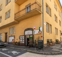 I Investičná reštaurácia v Starom Meste s nájomcom - Gastro priestory na rohu ulíc Bratislava - Staré Mesto, Gunduličova s vonkajším sedením.
