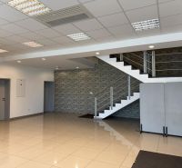 Kancelárske, obchodné a skladové priestory od 14m2 do 500m2 v areáli. - Interiér so schodiskom a svetlou dlažbou, Sklady a haly.