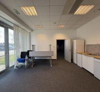 Kancelárske, obchodné a skladové priestory od 14m2 do 500m2 v areáli. - Kancelárske priestory so sedením a kuchynkou, Sklady a haly, Ivanka pri Dunaji.