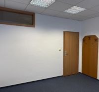 Kancelárske, obchodné a skladové priestory od 14m2 do 500m2 v areáli. - Miestnosť vo Skladoch a halách s kobercom, vešiakom a svietidlami na strope.