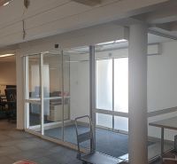 Kancelárske, obchodné a skladové priestory od 14m2 do 500m2 v areáli. - Vnútri sú presklené kancelárie a chodba, blízko ulice Nádražná a sklady a haly.