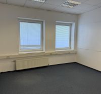 Kancelárske, obchodné a skladové priestory od 14m2 do 500m2 v areáli. - Kancelária v skladoch a halách so svetlými stenami a kobercovou podlahou.