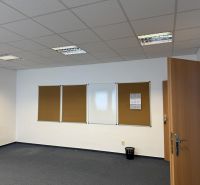 Kancelárske, obchodné a skladové priestory od 14m2 do 500m2 v areáli. - Kancelária s bielou tabuľou, textilnými nástenkami a modrým kobercom, Sklady a haly.