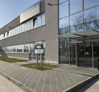 Kancelárske, obchodné a skladové priestory od 14m2 do 500m2 v areáli. - Budova kancelárií na Nádražnej ulici v Ivanke pri Dunaji so skleneným vchodom.
