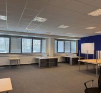 Kancelárske, obchodné a skladové priestory od 14m2 do 500m2 v areáli. - Kancelársky priestor s kobercovou podlahou, veľkými oknami a kancelárskym nábytkom v skladoch a halách.