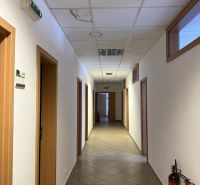 Kancelárske, obchodné a skladové priestory od 14m2 do 500m2 v areáli. - Chodba v Skladoch a halách s bielymi stenami a keramickou podlahou.