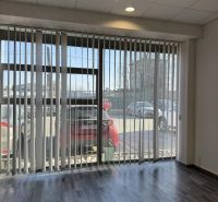 Kancelárske, obchodné a skladové priestory od 14m2 do 500m2 v areáli. - Interiér so sklenenou stenou a podlahou s dreveným dekorom v sklade a hale.