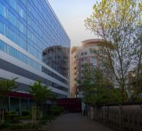 Moderné kancelárske a obchodné priestory v novostavbe v širšom centre - Budova na ulici Plynárenská, kancelárie obklopené zeleňou a modernou architektúrou.