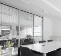 Moderné kancelárske a obchodné priestory v novostavbe v širšom centre - Moderná zasadacia miestnosť, presklené priečky pre kancelárie, lokalita na ulici Plynárenská.