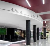 Moderné kancelárske a obchodné priestory v novostavbe v širšom centre - Recepcia kancelárie s dekoračnými siluetami, zelenou stenou a je na ulici Plynárenská.