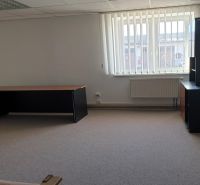Kancelária 22m2 v menšej administratívnej budove v areáli pri Bozine. - Kancelárie s oknom a nábytkom, miesto sedenia, koberce, žalúzie.