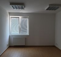 Kancelária 22m2 v menšej administratívnej budove v areáli pri Bozine. - Svetlá prázdna kancelária s podlažím na ulici Šenkvická cesta, pripravená na prenájom.