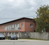 Kancelária 22m2 v menšej administratívnej budove v areáli pri Bozine. - Budova s kanceláriami na Šenkvickej ceste v Pezinku, oplotený areál, zaparkované autá.