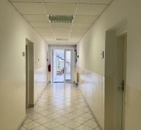 Kancelária 22m2 v menšej administratívnej budove v areáli pri Bozine. - Kancelárske priestory s keramickou dlážkou a bielymi stenami, jasné osvetlenie, dostupné zariadenie.