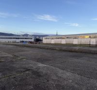 Sklad. priestory 200m2 - 1000m2, spevnené plochy do 6000m2 v areáli. - Sklady a haly v Bratislave - Rači, priemyselná zóna s budovami a asfaltovou plochou.