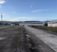 Sklad. priestory 200m2 - 1000m2, spevnené plochy do 6000m2 v areáli. - Exteriér skladov a hál v Bratislave - Rači s priľahlou betónovou plochou.