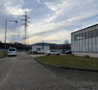 Sklad. priestory 200m2 - 1000m2, spevnené plochy do 6000m2 v areáli. - Sklady a haly v Bratislave - Rači s autami a elektrickým vedením na pozadí.
