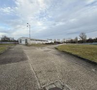 Sklad. priestory 200m2 - 1000m2, spevnené plochy do 6000m2 v areáli. - Sklady a haly v Bratislave-Rači so spevnenými cestami a trávnatými plochami.