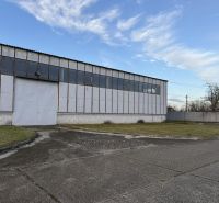Sklad. priestory 200m2 - 1000m2, spevnené plochy do 6000m2 v areáli. - Sklady a haly v Bratislave - Rači s veľkými bielymi dverami a trávnatým okolím.