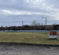 Sklad. priestory 200m2 - 1000m2, spevnené plochy do 6000m2 v areáli. - Trávnatá plocha so stromami a oplotením v oblasti skladov a hál Bratislava - Rača.