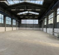 Sklad. priestory 200m2 - 1000m2, spevnené plochy do 6000m2 v areáli. - Priestranná hala v lokalite Sklady a haly s vysokým stropom a svetlíkmi.