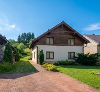 | Výnimočný rodinný dom s pozemkom 1516 m2 Nízke Tatry - Rodinný dom v Hornej Lehote obklopený záhradou s trávnikom a príjazdovou cestou.