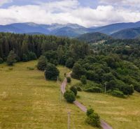 | Výnimočný rodinný dom s pozemkom 1516 m2 Nízke Tatry - Príroda obklopujúca Hornú Lehotu s lesmi a cestou medzi lúkami.
