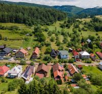 | Výnimočný rodinný dom s pozemkom 1516 m2 Nízke Tatry - Rodinné domy v Hornej Lehote obklopené zelenými kopcami a hustými lesmi.