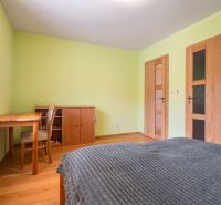 | Výnimočný rodinný dom s pozemkom 1516 m2 Nízke Tatry - Spálňa v Rodinnom dome s nábytkom z dreva a podlahou s dreveným dekorom.