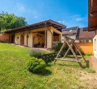 | Výnimočný rodinný dom s pozemkom 1516 m2 Nízke Tatry - Rodinný dom v Horní Lehote s dreveným prístreškom a veľkým trávnatým dvorom.