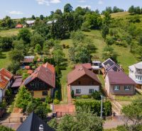 | Výnimočný rodinný dom s pozemkom 1516 m2 Nízke Tatry - Rodinné domy v Hornej Lehote obklopené zeleňou a kopcovitým terénom.