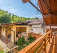 | Výnimočný rodinný dom s pozemkom 1516 m2 Nízke Tatry - Balkón rodinného domu v Hornej Lehote, drevené zábradlie, záhrada a kôlňa.