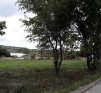 Pozemok v rekreačnej oblasti. Kučišdorfská dolina - Krajina na ulici Kučišdorfská dolina, rekreačné pozemky s cestou a stromami.