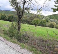 Pozemok v rekreačnej oblasti. Kučišdorfská dolina - Fotografia zachytáva cestu na ulici Kučišdorfská dolina obklopenú rekreačnými pozemkami a zeleňou.