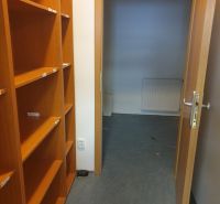Nová, lepšia cena! Obchodný priestor v centre. Lichnerova - Na obrázku je knihovňa a otvorené dvere v obchodnom priestore na ulici Lichnerova.