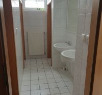 Nová, lepšia cena! Obchodný priestor v centre. Lichnerova - Kúpeľňa na ulici Lichnerova so sanitárnym vybavením ideálnym pre obchodné priestory.